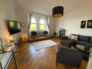een woonkamer met een bank en een tafel bij Strandkoje in Flensburg