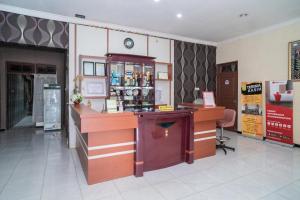 a lobby of a store with a counter and a desk at RedDoorz near Uniska Banjarmasin in Banjarmasin