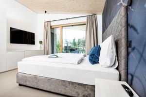 A bed or beds in a room at Privates Ferienhaus Velden 24 Home
