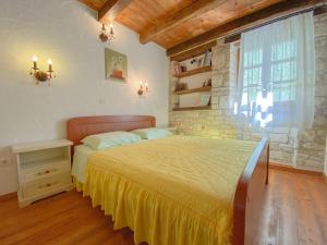 ノヴィグラード・イストラにあるApartment Lauraの大きなベッドと窓のある寝室