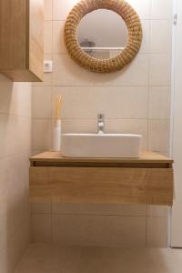 een badkamer met een wastafel en een spiegel bij NoMADS in Hvar +19 foto's