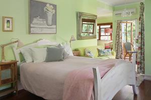 sypialnia z dużym łóżkiem w pokoju w obiekcie The Spotted Chook and Amelie's Petite Maison w mieście Montville