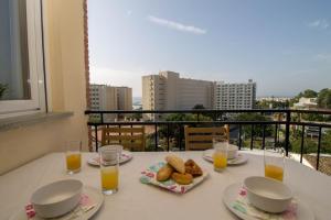 トレモリノスにあるSanta Amalia 45 by IVI Real Estateのテーブル(2皿分の食べ物とオレンジジュース付)