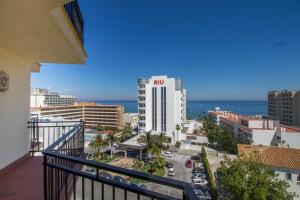 een balkon met uitzicht op de stad en de oceaan bij Santa Amalia 45 by IVI Real Estate in Torremolinos