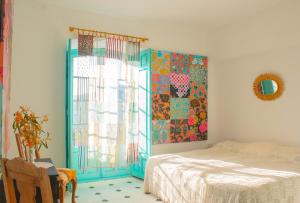 een slaapkamer met een bed en een raam bij Bohemian Villa - Málaga in Alora