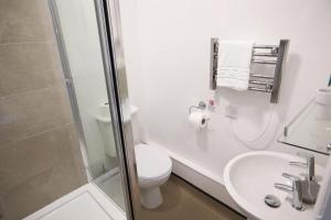 A bathroom at Glyn Valley Hotel