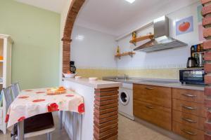トレモリノスにあるSanta Amalia 51 by IVI Real Estateのキッチン(テーブル、洗濯機付)