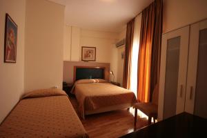 Postel nebo postele na pokoji v ubytování Adams Hotel