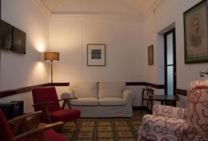a living room with a couch and two chairs at Casa do Sertório - Casa inteira in Évora
