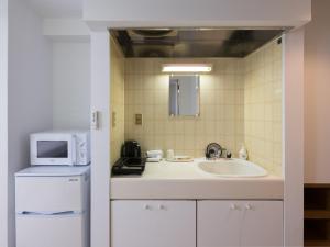 伊那市Hotel WWJ的带水槽和微波炉的小厨房