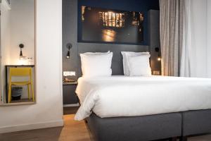 Uma cama ou camas num quarto em Hôtel Des Arts-Bastille
