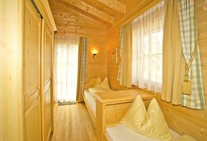 Postel nebo postele na pokoji v ubytování Alpenchalets - Obholzer