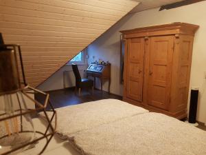 um quarto no sótão com uma cama e uma secretária em Ferienwohnung Kappelblick em Kappelrodeck