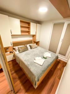een slaapkamer met een bed met twee handdoeken erop bij Star 2 Floating House, Marina Portorož in Portorož