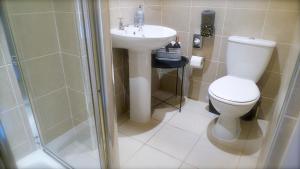 Ένα μπάνιο στο High Tor Guest House +44 φωτογραφίες