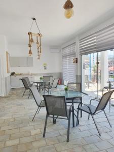 a kitchen and dining room with a table and chairs at Casa Di Estella in Neos Marmaras