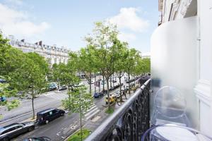 パリにあるSuite junior avec balcon et vue sur Arc de Triompheのバルコニーから市街の景色を望めます。
