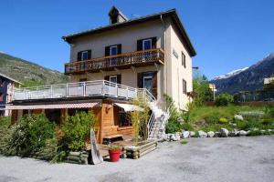 Cette grande maison dispose d'un balcon. dans l'établissement Pension Saint Antoine, à Briançon