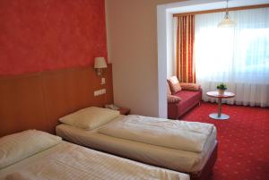 A bed or beds in a room at Hotel Wirt im Feld