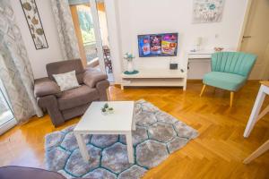 TV a/nebo společenská místnost v ubytování Apartment Dora near Sea and Center with Private Garage