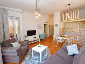 een woonkamer met een bank en een tafel bij Apartman Dora in Poreč