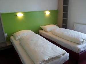 A bed or beds in a room at Hotel Wirt im Feld