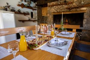 uma mesa de madeira com um prato de comida em Kuća Za Odmor Emma em Tounj