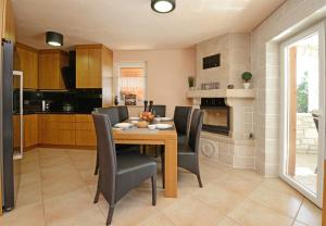 a kitchen and dining room with a table and chairs at Villa Bianca in Tar