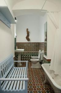 a bathroom with a toilet and a sink and a tub at Casa do Sertório - Casa inteira in Évora