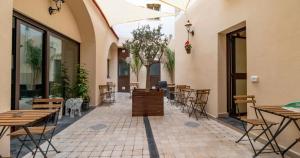 un ristorante con tavoli e sedie in un cortile di Siculis a Catania