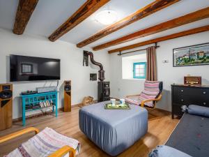 ein Wohnzimmer mit einem Tisch und Stühlen sowie einem TV in der Unterkunft Holiday home Dane 22 Ucka in Buzet