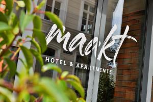 a sign in a window of a hotel and apartment at maakt Apartments in Stralsund