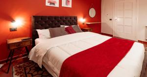 una camera rossa con un grande letto con una coperta rossa di Siculis a Catania