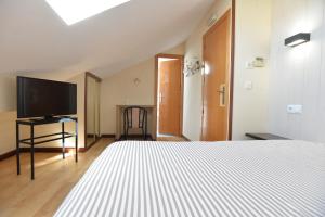 TV a/nebo společenská místnost v ubytování Hostal Concejo + 37 fotografií