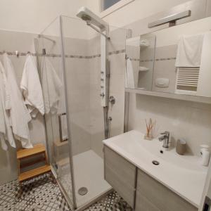 A bathroom at Vista sul carruggio, centro storico di Chiavari
