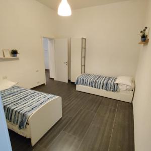 A bed or beds in a room at Vista sul carruggio, centro storico di Chiavari