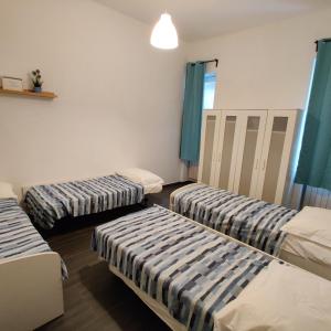 A bed or beds in a room at Vista sul carruggio, centro storico di Chiavari