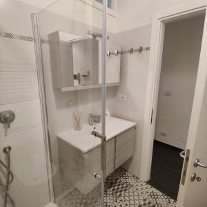 A bathroom at Vista sul carruggio, centro storico di Chiavari