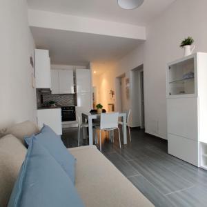 A kitchen or kitchenette at Vista sul carruggio, centro storico di Chiavari