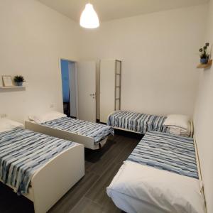 A bed or beds in a room at Vista sul carruggio, centro storico di Chiavari