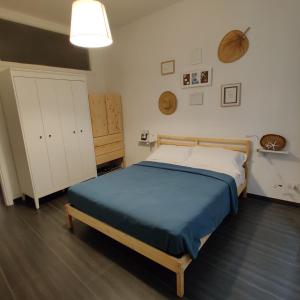 A bed or beds in a room at Vista sul carruggio, centro storico di Chiavari Még 37 kép