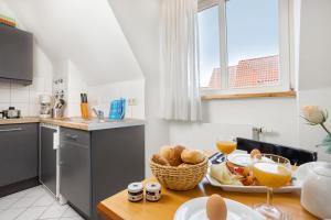 una cocina con una mesa con un plato de comida. en maakt Apartments en Stralsund