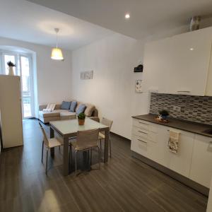A kitchen or kitchenette at Vista sul carruggio, centro storico di Chiavari