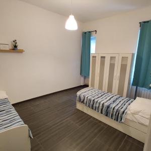 A bed or beds in a room at Vista sul carruggio, centro storico di Chiavari
