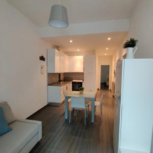 A kitchen or kitchenette at Vista sul carruggio, centro storico di Chiavari