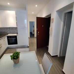 A kitchen or kitchenette at Vista sul carruggio, centro storico di Chiavari