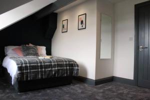 a bedroom with a bed with a black headboard at StayWell Apt By Horizon Stays in Middlesbrough +20 photos