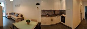 A kitchen or kitchenette at Vista sul carruggio, centro storico di Chiavari