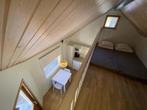 una vista sul soffitto di una casetta con un letto e un tavolo di Yyteri Camping Cottages a Yyteri