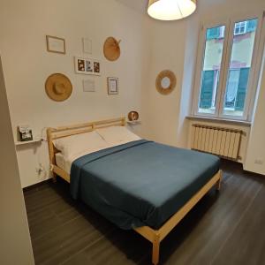 A bed or beds in a room at Vista sul carruggio, centro storico di Chiavari